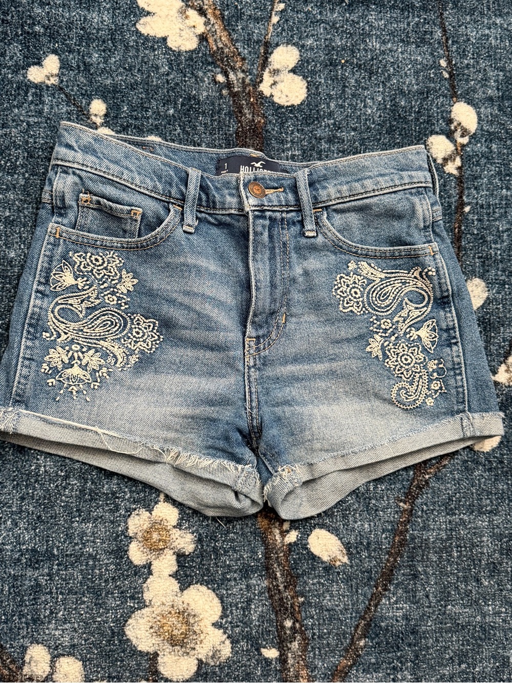 Y2K Hollister Light Wash Denim Shorts with Cream Embroidery